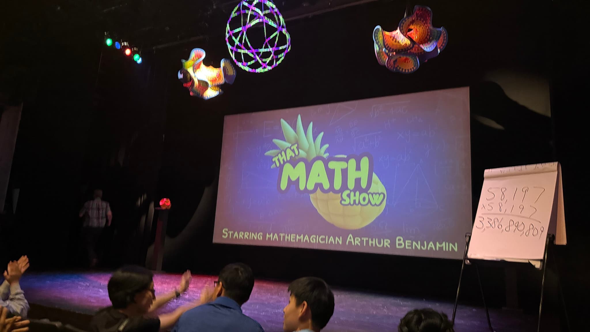 피할 수 없는 시험지에서 즐거운 광장으로… ‘The Math Show (더 매스 쇼)’가 선사한 숫자의 마법