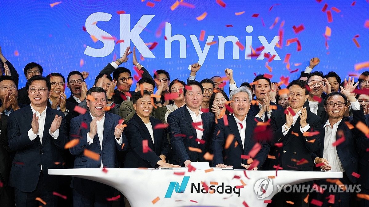나스닥 오프닝 벨을 울리는 SK하이닉스 경영진