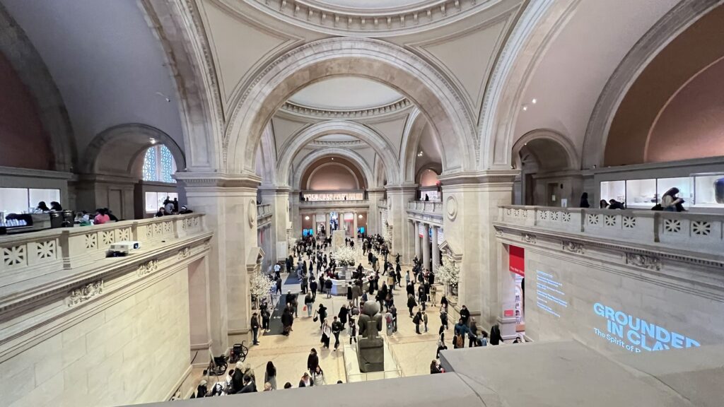 거울 나라의 경계에서: 2026년 예술이 증언하는 제국의 황혼과 기계의 영혼