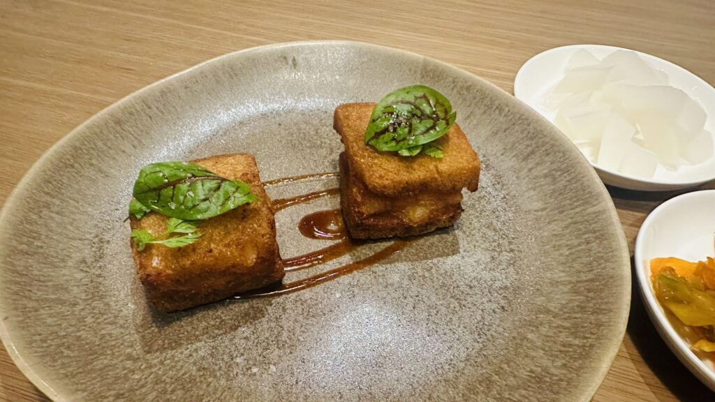 [미식 비평] 비옥한 토양 위에 피어난 하이브리드 미학: 맨해튼 ‘옥토(沃土)’ 심층 분석