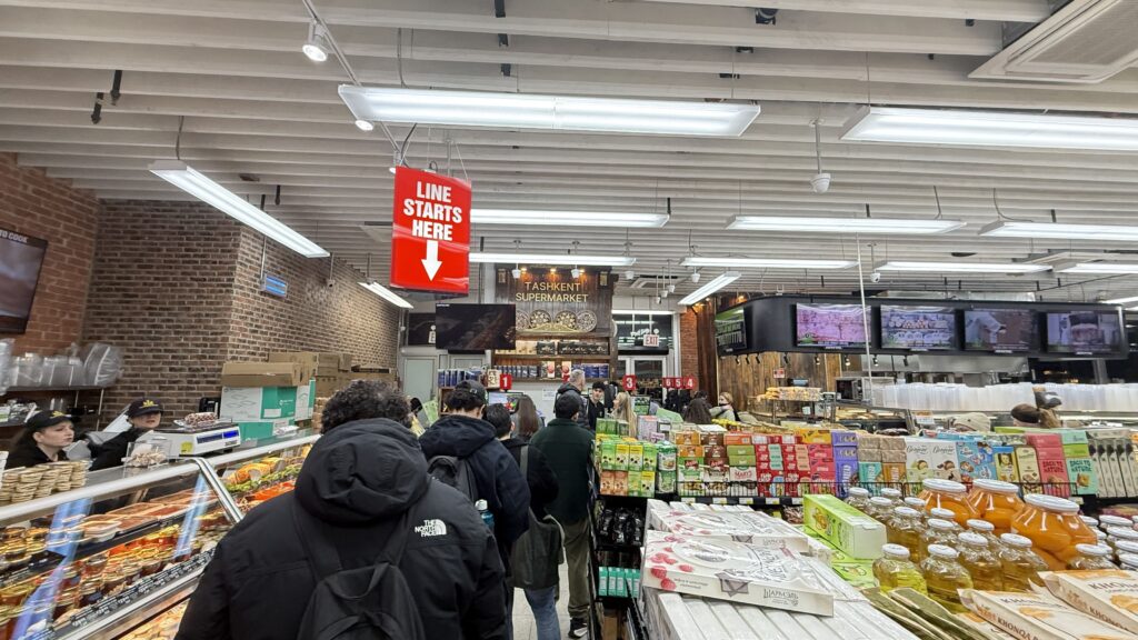 사라지는 지폐, 살아남은 자유: 디지털 파도 속 현금의 실존적 투쟁