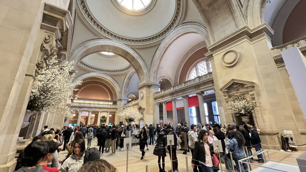 거울 나라의 경계에서: 2026년 예술이 증언하는 제국의 황혼과 기계의 영혼