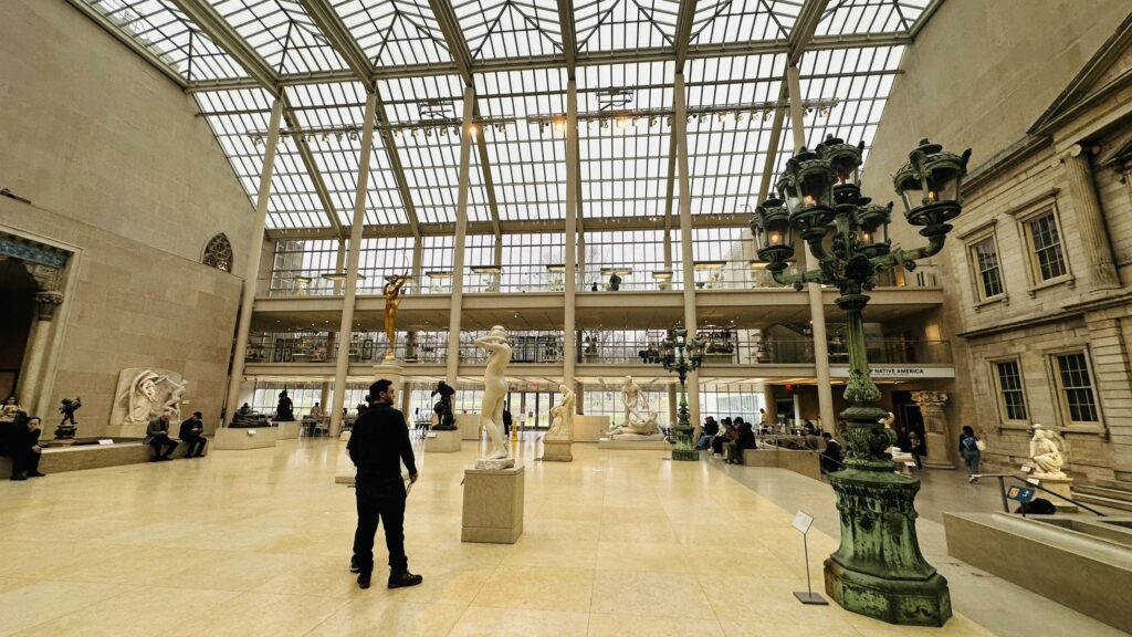 거울 나라의 경계에서: 2026년 예술이 증언하는 제국의 황혼과 기계의 영혼