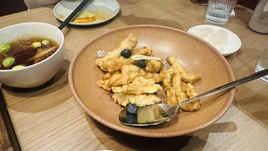 [미식 비평] 비옥한 토양 위에 피어난 하이브리드 미학: 맨해튼 ‘옥토(沃土)’ 심층 분석