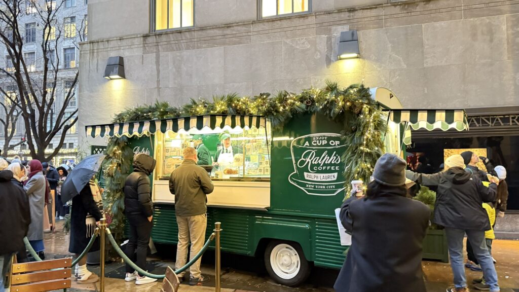 매디슨 에비뉴 888번지의 우아한 휴식: 랄프 커피가 제안하는 아메리칸 클래식의 정수