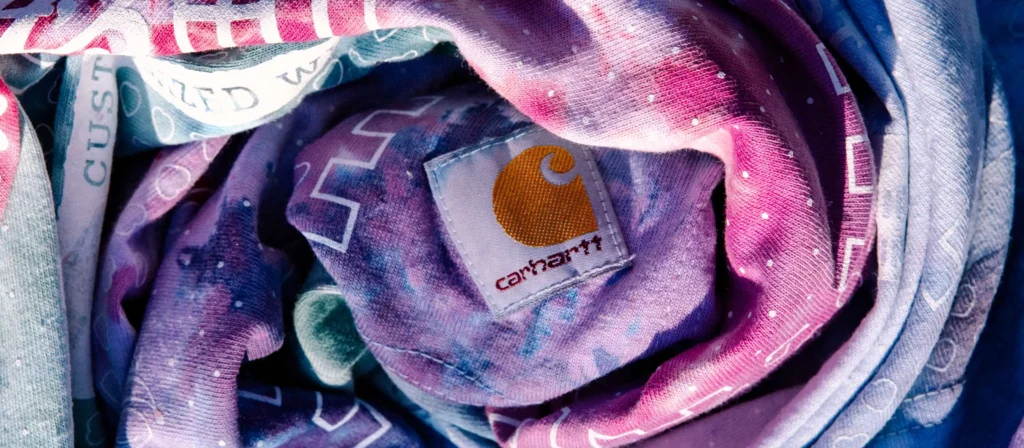 [브랜드 비평] 디트로이트의 강철 실이 짠 갑옷: 칼하트(Carhartt)의 노동 미학과 서브컬처의 영속성