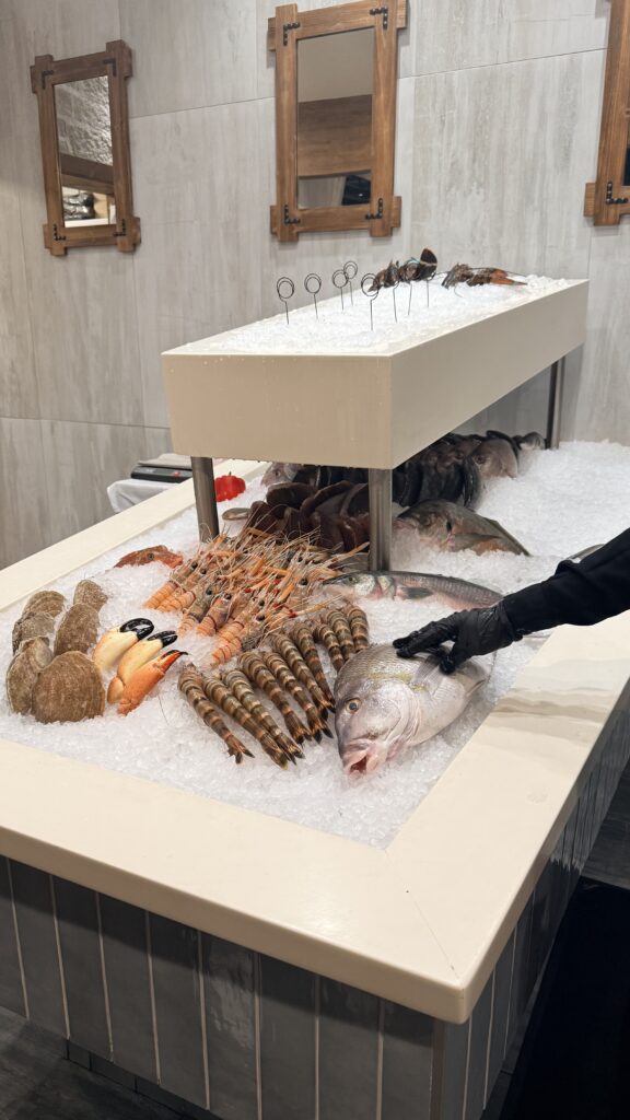 낙소스 에스티아토리오(Naxos Estiatorio)가 선사하는 그리스의 미학