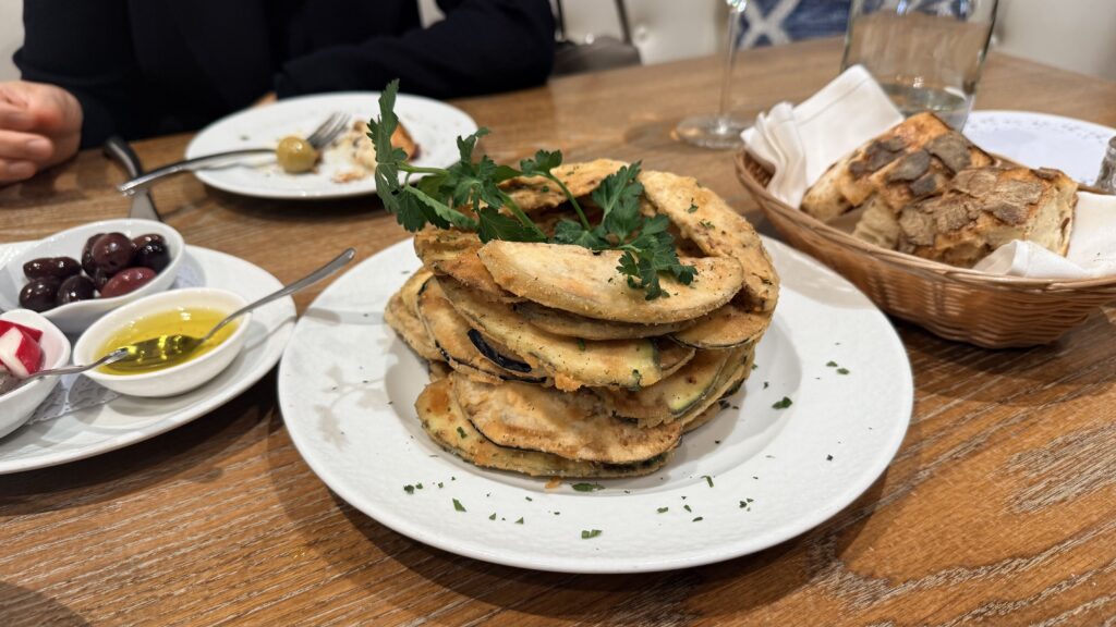 낙소스 에스티아토리오(Naxos Estiatorio)가 선사하는 그리스의 미학