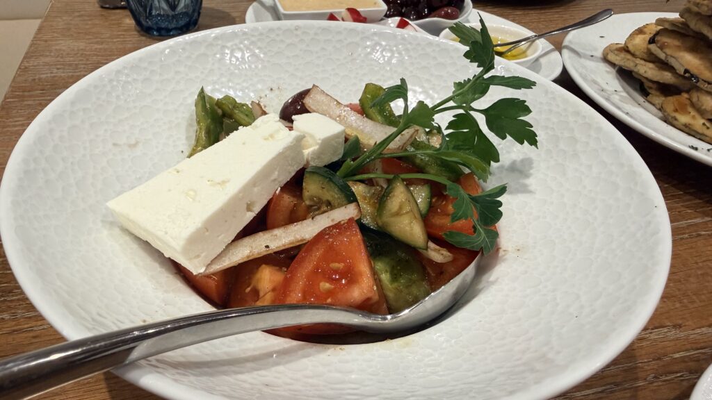 낙소스 에스티아토리오(Naxos Estiatorio)가 선사하는 그리스의 미학