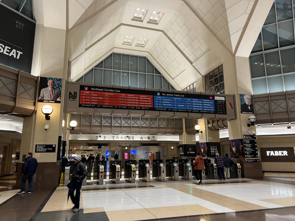 메도우랜즈의 강철 심장: 세커커스 정크션이 빚어낸 연결의 연금술과 도시의 진화