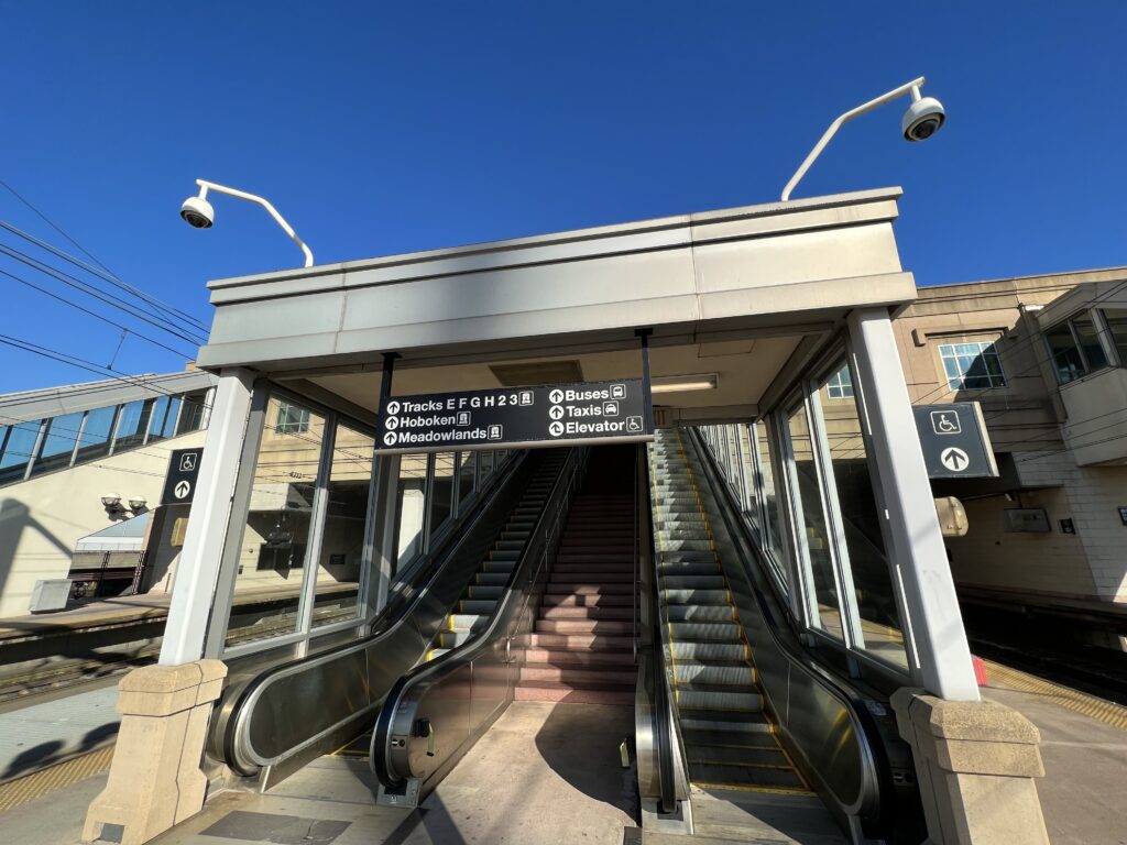 메도우랜즈의 강철 심장: 세커커스 정크션이 빚어낸 연결의 연금술과 도시의 진화