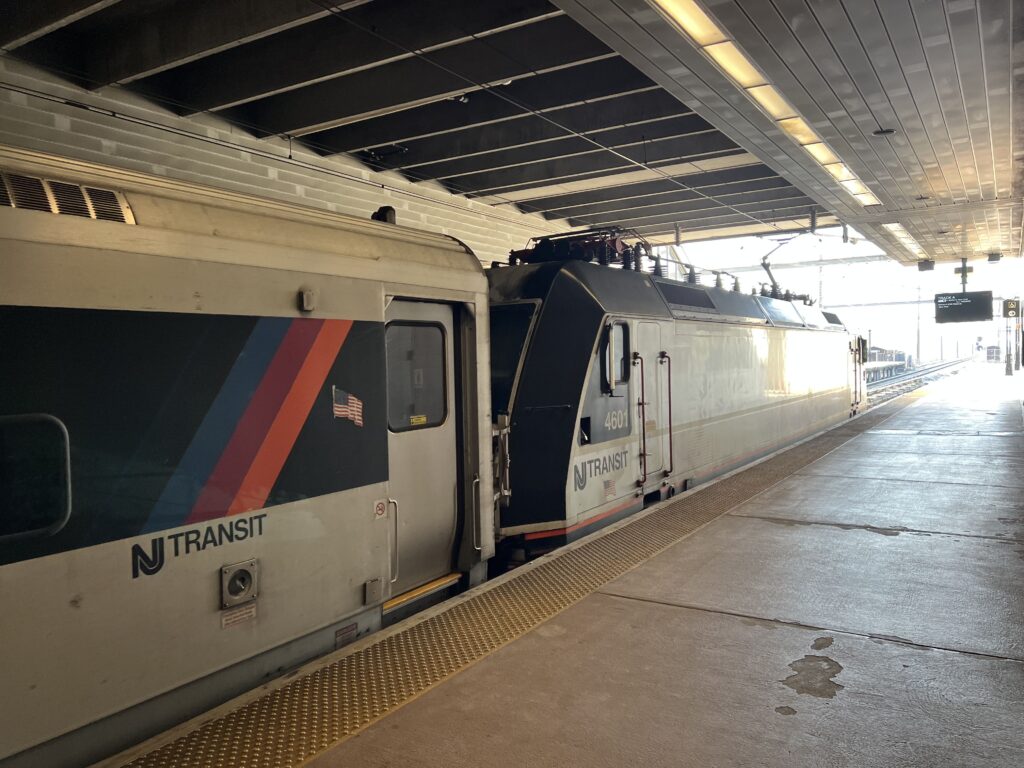 메도우랜즈의 강철 심장: 세커커스 정크션이 빚어낸 연결의 연금술과 도시의 진화