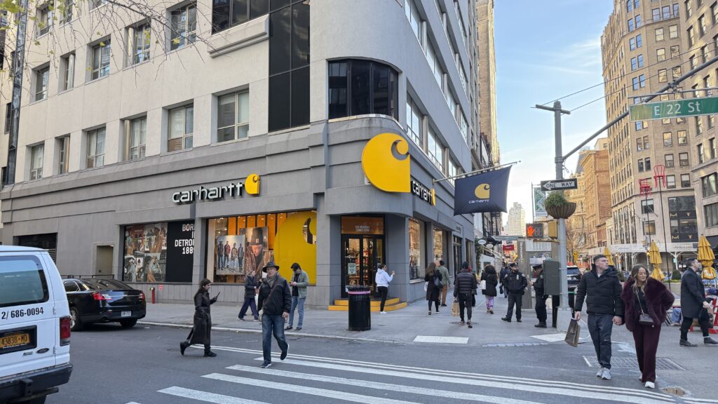 [브랜드 비평] 디트로이트의 강철 실이 짠 갑옷: 칼하트(Carhartt)의 노동 미학과 서브컬처의 영속성