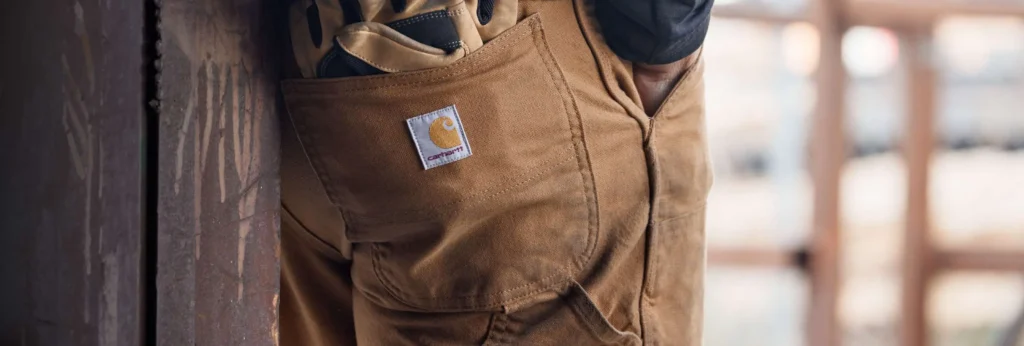 [브랜드 비평] 디트로이트의 강철 실이 짠 갑옷: 칼하트(Carhartt)의 노동 미학과 서브컬처의 영속성