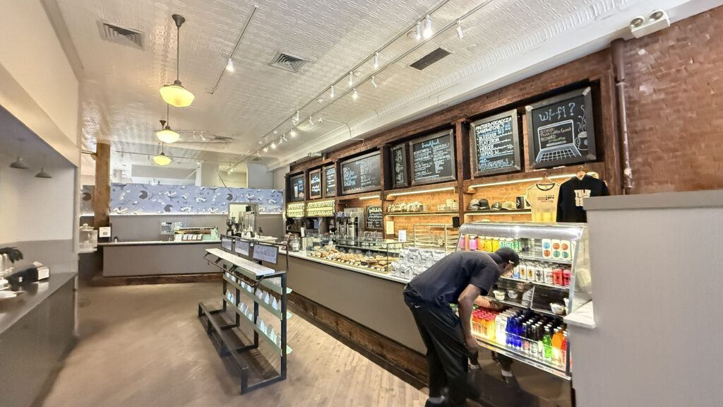 [미식 비평] 한 잔의 커피에 담긴 사회적 사유: 띵크 커피(Think Coffee)가 실천하는 상호 호혜의 미학