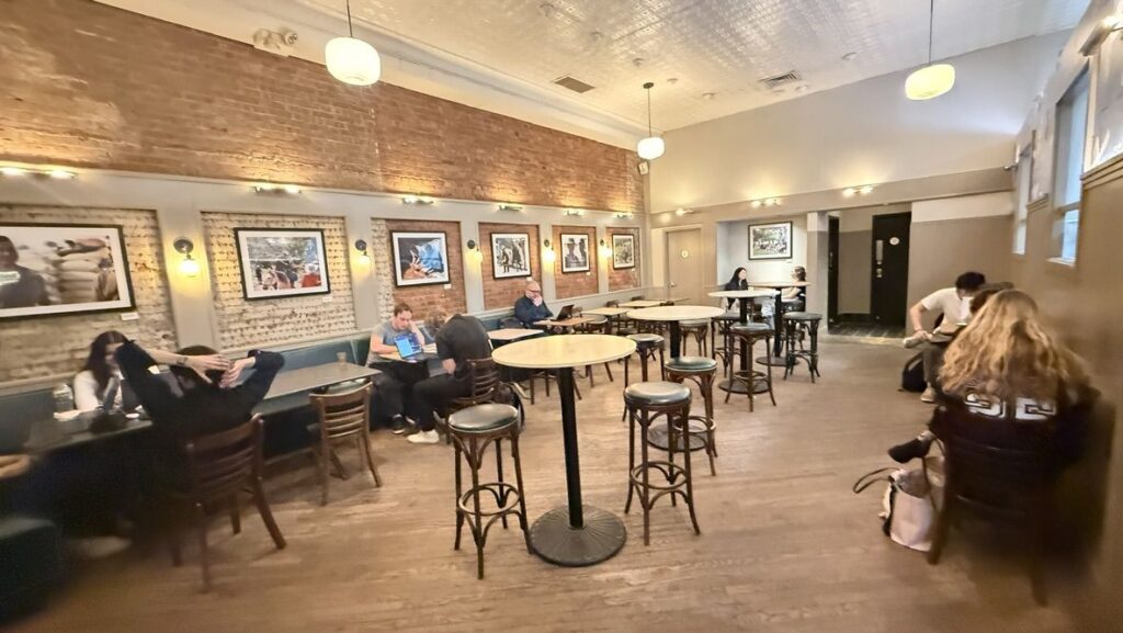 [미식 비평] 한 잔의 커피에 담긴 사회적 사유: 띵크 커피(Think Coffee)가 실천하는 상호 호혜의 미학