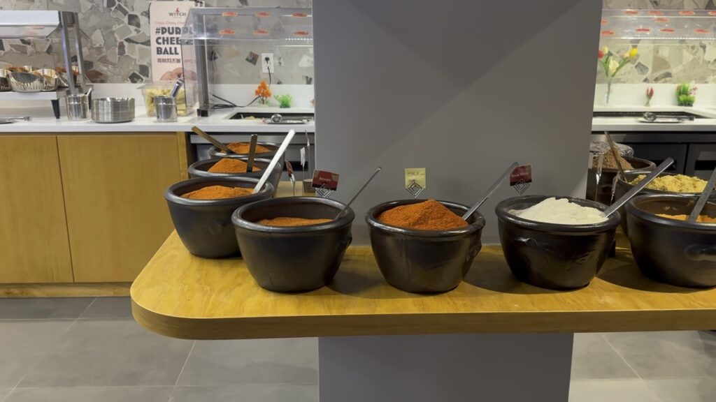 뉴욕 메인스트림을 사로잡은 K-분식의 마법… 맨해튼 ‘마녀 떡볶이’