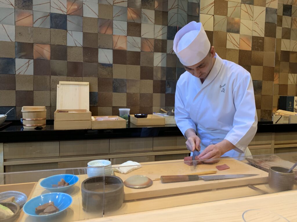 엄숙함을 벗어던진 일식의 신인류, 오마카세의 문턱을 깨부수다: 맨해튼 ‘본다이 스시(Bondi Sushi)’가 이끄는 캐주얼 프리미엄 혁신