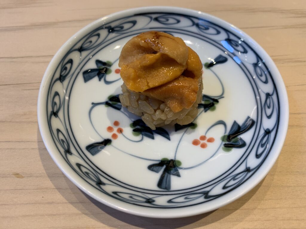 엄숙함을 벗어던진 일식의 신인류, 오마카세의 문턱을 깨부수다: 맨해튼 ‘본다이 스시(Bondi Sushi)’가 이끄는 캐주얼 프리미엄 혁신